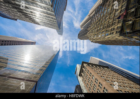 Abstrakte Stadt Skyline-Blick von unten auf blauem Himmel zwischen einer Kreuzung von Wolkenkratzern Midtown Manhattan, New York Stockfoto