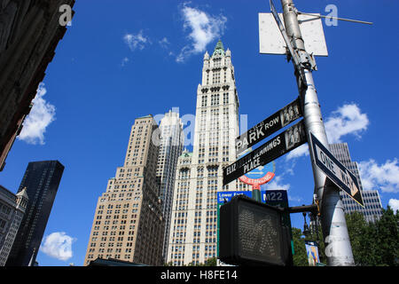 Wolkenkratzer von Manhattan. Zeiger-Straßen. Auf einem blauen Himmelshintergrund. Stockfoto