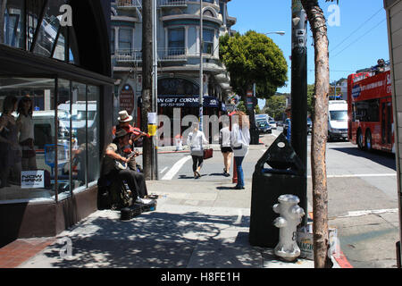 San Francisco, Vereinigte Staaten von Amerika - 11. Juni 2010. Straßenkünstler auf den Straßen. Musiker spielen für Geld. Stockfoto