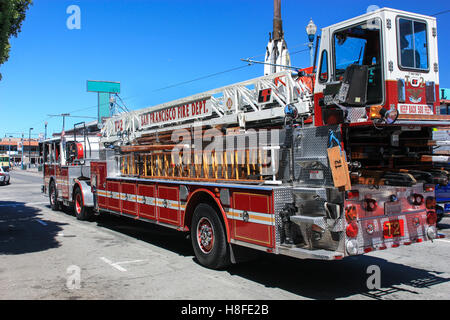 Big Red Fire Engine stehen auf der Straße. Stockfoto