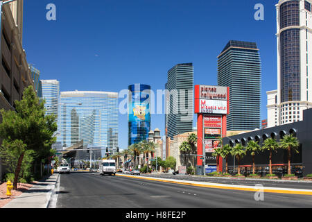 Las Vegas, Nevada - 18. Juni 2010. Schönen Tag Blick auf die Straßen mit luxuriösen Wolkenkratzern. Stockfoto