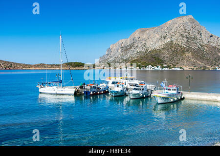 Boote in Myrties, Kalymnos, Griechenland, ruhigen blauen Morgen Stockfoto