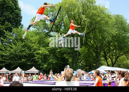 New York, NY, USA - 19. Juni 2010. Zeigen Sie im Central Park Präsentation. Anspruchsvolle Trampolinspringen mit Skiern. Stockfoto