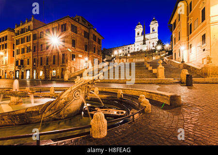 Historischen Piazza di Spagna, Kirche und Boot geformten Stein-Brunnen in Rom, Italien, bei Sonnenaufgang. Stockfoto
