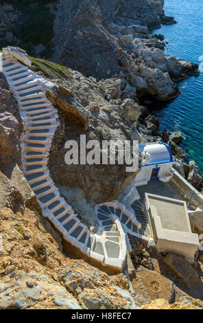 Schritte, um die kleine Kapelle des Agios Georgios, Telendos Insel am Meer Stockfoto