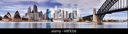 Sydney Sehenswürdigkeiten Panorama Blick auf die Stadt durch den Sydney Harbour entlang Harbour Bridge Bogen in Richtung Stadtbild Wolkenkratzer bei Sonnenaufgang Stockfoto