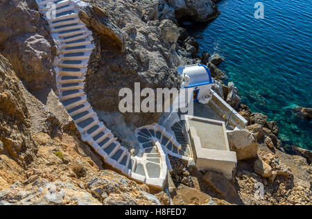 Schritte, um die kleine Kapelle des Agios Georgios, Telendos Insel am Meer Stockfoto