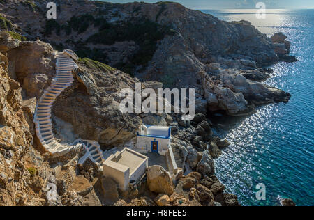 Schritte, um die kleine Kapelle des Agios Georgios, Telendos Insel am Meer Stockfoto