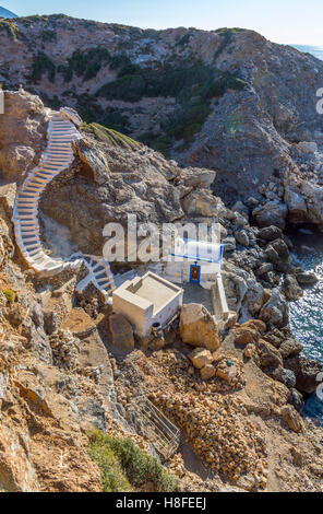 Schritte, um die kleine Kapelle des Agios Georgios, Telendos Insel am Meer Stockfoto