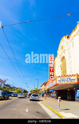 Herzen des Bezirks Castro an der Castro Street und Theater mit nahe gelegenen Geschäften auf einer sonnigen blauen Himmel Sommertag in der traditionell Stockfoto