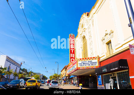 Castro Theater und Geschäften an einem sonnigen, blauen Himmel Sommertag im Herzen des Stadtteils der Stadt traditionell Homosexuell in der Nähe. Hori Stockfoto