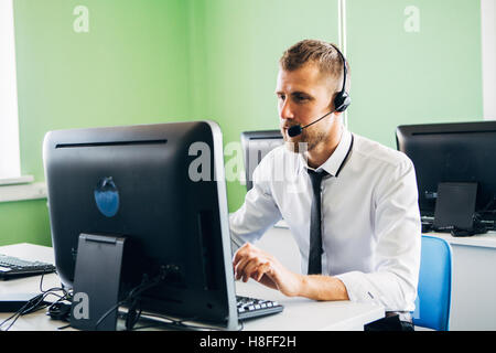 schöner Mann im Call-center Stockfoto
