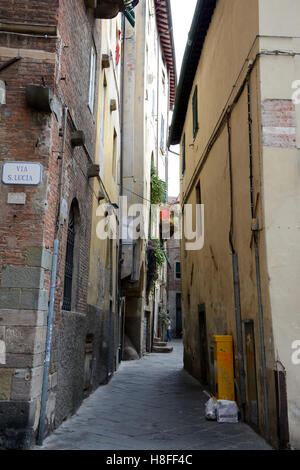 Lucca, Italien - 5. September 2016: Schmale Straße in der Altstadt von Lucca in Italien. Nicht identifizierte Personen sichtbar. Stockfoto