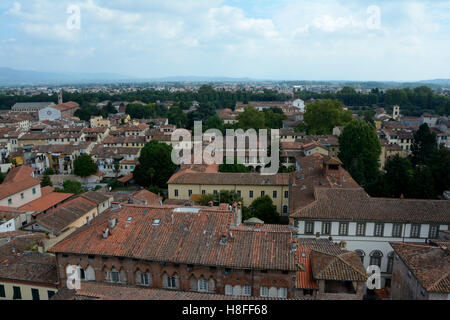 Lucca, Italien - 5. September 2016: Blick über die Altstadt von Lucca in Italien. Stockfoto