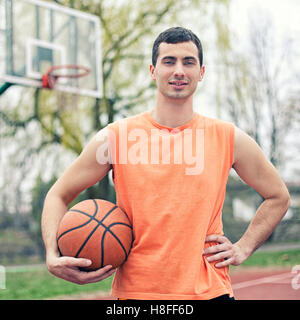 Porträt von einem kaukasischen Basketball-Spieler. Stockfoto