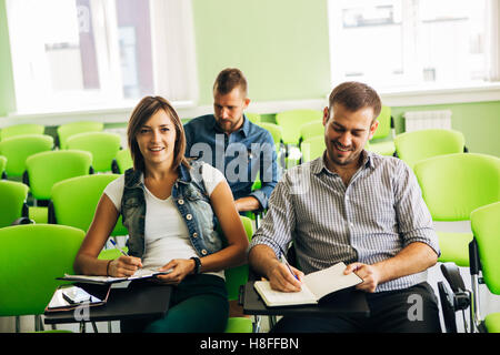 Gruppe von Studenten an der Vorlesung im Klassenzimmer sitzen Stockfoto