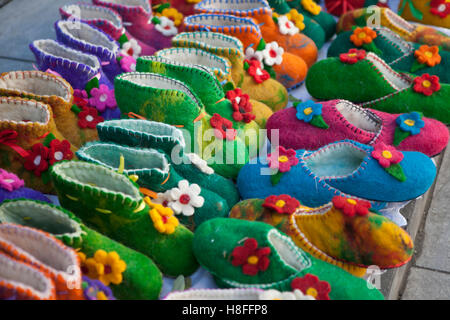 Tiflis, Georgien - 4. November 2016: Handgefertigte bunte Wolle Hausschuhe oder Schuhe zum Verkauf bei Street in Tiflis (Tbilissi), Georgien, Europa. Stockfoto