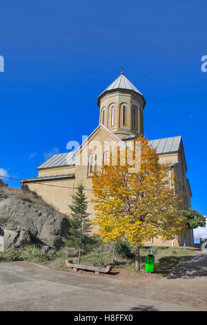 Tiflis (Tbilissi), Georgien, 16. August 2016: Narikala Festung mit der St. Nikolas Kirche und die Architektur der umliegenden Altstadt Stockfoto