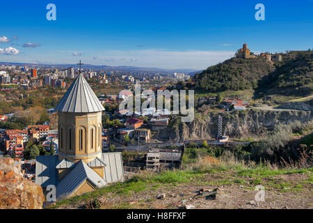 Tiflis (Tbilissi), Georgien, 16. August 2016: Narikala Festung mit der St. Nikolas Kirche und die Architektur der umliegenden Altstadt Stockfoto