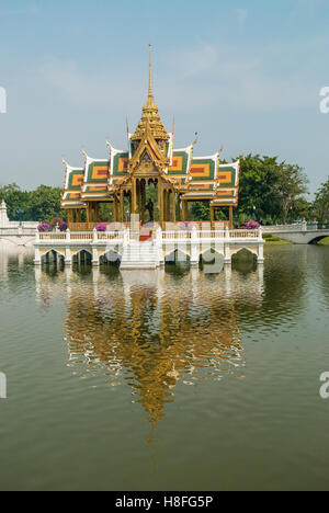 Die Aisawan Dhiphya-Asana Pavillon oder schwimmende Pavillon auf der Bang Pa-in Palast, Thailand Stockfoto