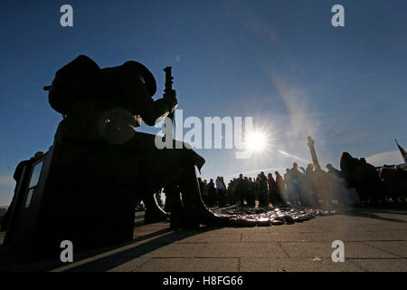 Zwei Minuten Stille wird beobachtet, bei der Tommy-Statue in Seaham, Co Durham, Tag des Waffenstillstands, der Jahrestag des Endes des ersten Weltkrieges markieren. Stockfoto