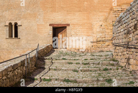 Treppe zur Tür des Schlosses Alquezar in den spanischen Pyrenäen Stockfoto