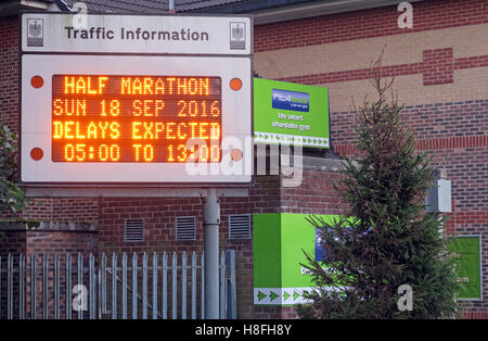 Verkehrs-Informations-Display in Latchford, Warrington. Halbmarathon in der Stadt Stockfoto