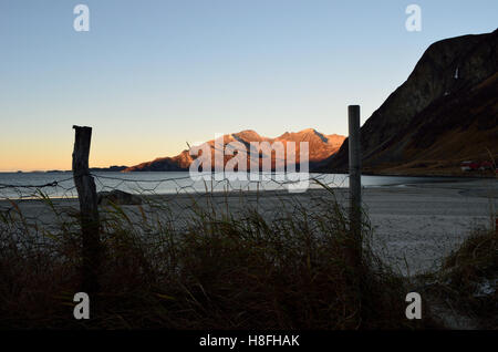 kleine Spur und Tor vor weißen Sandstrand mit Meer- und Bergblick Hintergrund Stockfoto