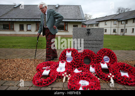 Veteran Peter Knowles von der Royal Army Service Corps sieht einen Gedenkstein nach der Verlegung eines Kranzes im Namen der Erskine-Veteranen während ein Service des Gedenkens am Tag des Waffenstillstands Erskine Zuhause in Bishopton, Schottland. Stockfoto