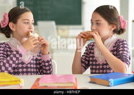 Mädchen essen sandwiches Stockfoto