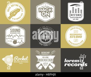 Satz von Vektor-Musik Produktion Logo musikalische Label Icons. Musik-Aufkleber und Emblem, Druck oder Logo-Gitarren Abzeichen für Tonaufnahme t Shirt solide Studioproduktion Podcast, Radio-Buttons. Musik-Ikone Stock Vektor