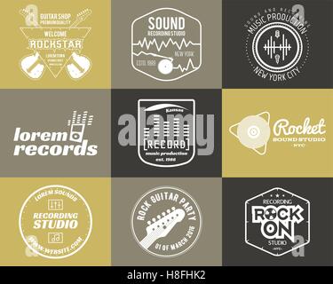 Satz von Vektor-Musik Produktion Logo musikalische Label Icons. Musik-Aufkleber und print-Emblem oder Logo Gitarre Abzeichen für Tonaufnahme Studio-t-Shirt, Klangerzeugung Podcast, Radio-Buttons. Musik-Ikone Stock Vektor