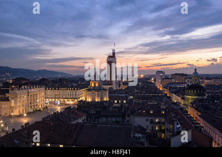 Turin (Torino)-Panorama-Blick auf Piazza Castello aus dem Glockenturm der Kathedrale bei Sonnenuntergang Stockfoto