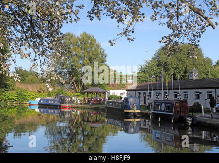 Bridgewater Kanal Runcorn im Sommer, am Yachthafen, Cheshire, England, UK mit Binnenschiffen Stockfoto