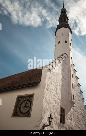 Fassade der Kirche des Heiligen Geistes auch genannt Puhavaimu Kirik und die älteste Uhr (1684) in Tallinn, Estland, Vintage-getönt Stockfoto