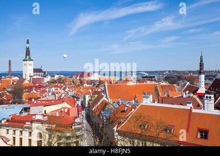 Altstadt von Tallinn Panorama. Kirchen und Wohnhäuser mit roten Dächern Stockfoto