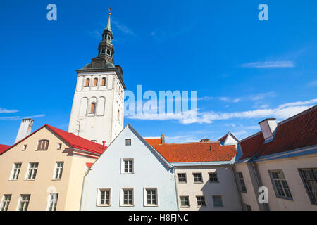 Altstadt von Tallinn, Estland. Skyline mit bunten Häusern und St. Nicholas Church, Niguliste Museum Stockfoto