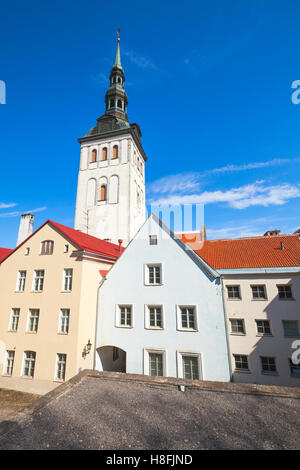 Altstadt von Tallinn, Estland. Vertikale Skyline Foto mit bunten Häusern und St.-Nikolaus-Kirche, Niguliste Museum Stockfoto