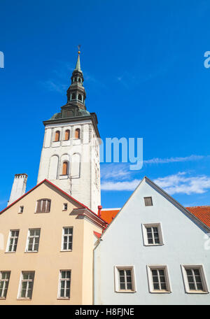 Altstadt von Tallinn, Estland. Vertikale Skyline mit bunten Häusern und St. Nicholas Church, Niguliste Museum Stockfoto