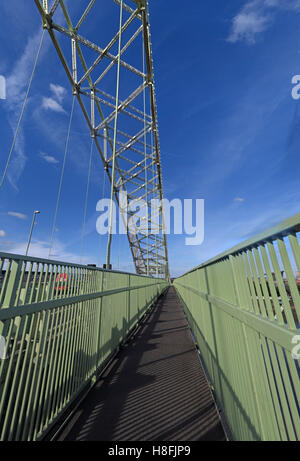 Runcorn, Widnes Silver Jubilee Straße Brücke Gehweg, A533, Halton, Cheshire, England, UK Stockfoto