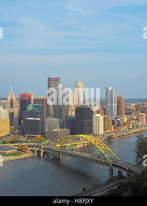 Pittsburgh, Pennsylvania, Skyline Innenstadt mit Autobahnbrücke über Monongahela River. Stockfoto