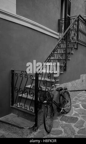 Eine traditionelle Treppe in Monterosso Al Mare, Cinque Terre, September. In Schwarzweiß konvertiert Stockfoto