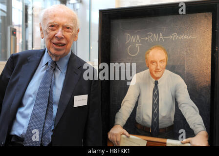 Dr. James Watson, US-amerikanischer Molekularbiologe, Genetiker und Zoologe, bekannt als einer der Entdecker der Struktur der DNA im Jahre 1953 mit Francis Crick Co steht neben einem Porträt seines ehemaligen Kollegen bei der offiziellen Eröffnung des Instituts Francis Crick im Zentrum von London. Stockfoto