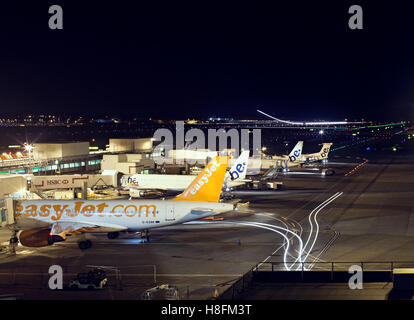 Passagierflugzeug bei Abflug-Gates nachts am Flughafen Gatwick London Stockfoto