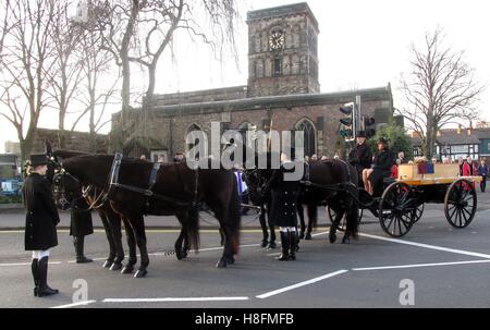 Die sterblichen bleibt der König Richard III kommen in St. Nikolaus Kirche Leicester für einen kurzen Service - März 2015 Stockfoto