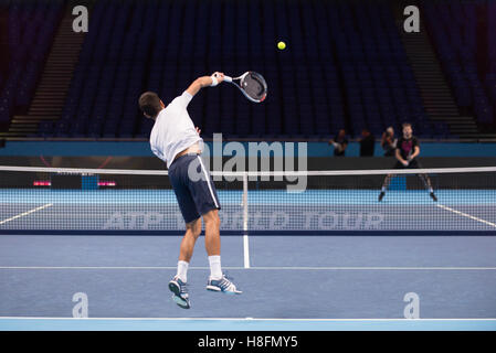 London, UK. 11. November 2016. Novak Djokovic (SRB) und Stanislas Wawrinka (SWI) haben Praxis während der Medientag der ATP World Tour Finals in The O2. Bildnachweis: Alberto Pezzali/Pacific Press/Alamy Live-Nachrichten Stockfoto