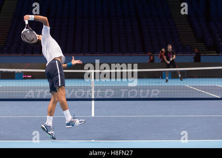 London, UK. 11. November 2016. Novak Djokovic (SRB) und Stanislas Wawrinka (SWI) haben Praxis während der Medientag der ATP World Tour Finals in The O2. Bildnachweis: Alberto Pezzali/Pacific Press/Alamy Live-Nachrichten Stockfoto