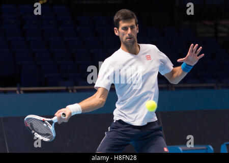 London, UK. 11. November 2016. Novak Djokovic (SRB) haben Praxis während der Medientag der ATP World Tour Finals in The O2. Bildnachweis: Alberto Pezzali/Pacific Press/Alamy Live-Nachrichten Stockfoto