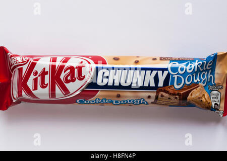 Kitkat Chunky Plätzchenteig Schokoriegel von Nestle auf weißem Hintergrund - KitKat Kit-Kat Kit Kat Schokoriegel Stockfoto