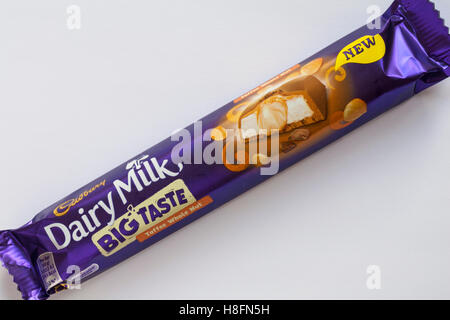 Bar des neuen Cadbury Dairy Milk große Geschmack Toffee ganzen Nuss Schokolade Bar eingestellt auf weißem Hintergrund Stockfoto